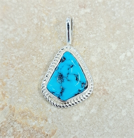 Pendentif en charoite et argent massif