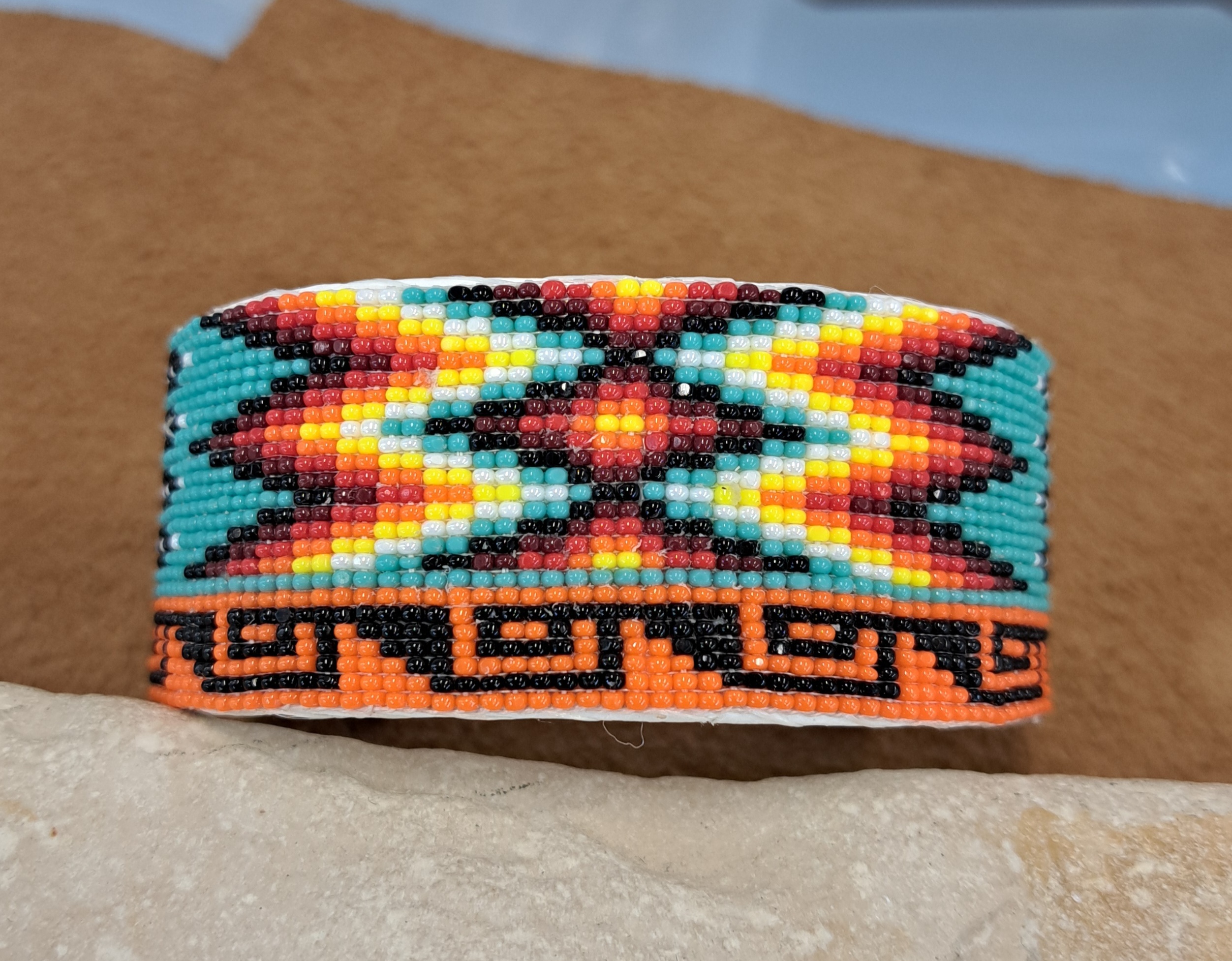 Bracelet en perlage sur cuir et métal sous le cuir