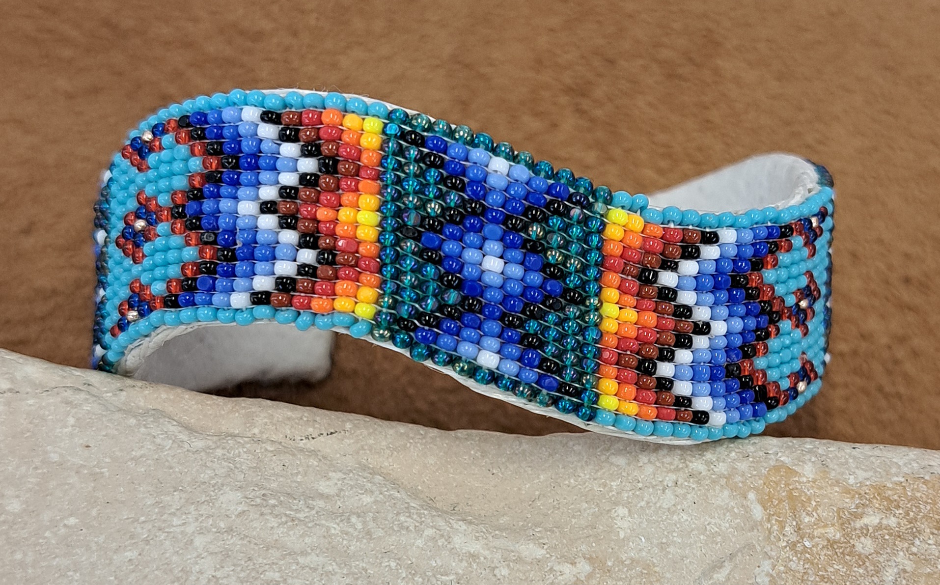 Bracelet en perlage sur cuir
