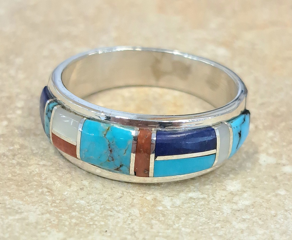 Bague en Turquoise, lapis lazuli, corail, jais et nacre.