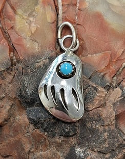 Pendentif patte d'ours en argent 925°.
