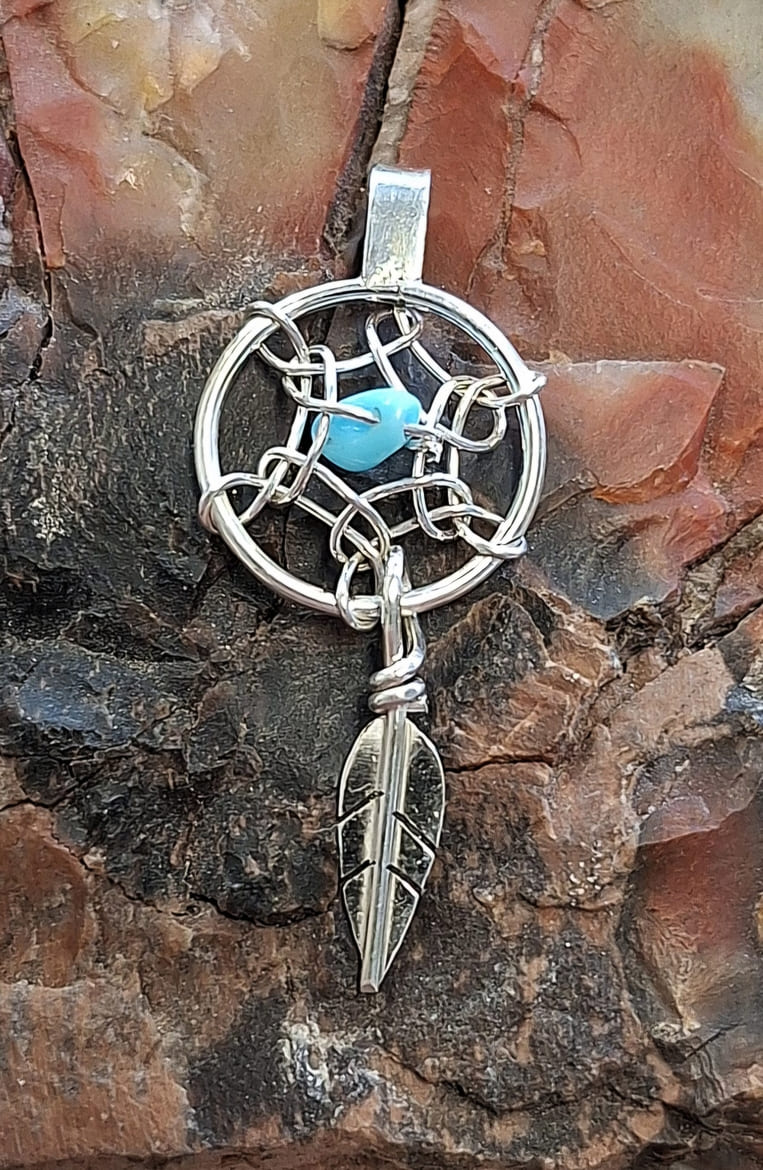 Pendentif attrapeur de rêves en argent 925° avec une Turquoise Sleeping beauty.