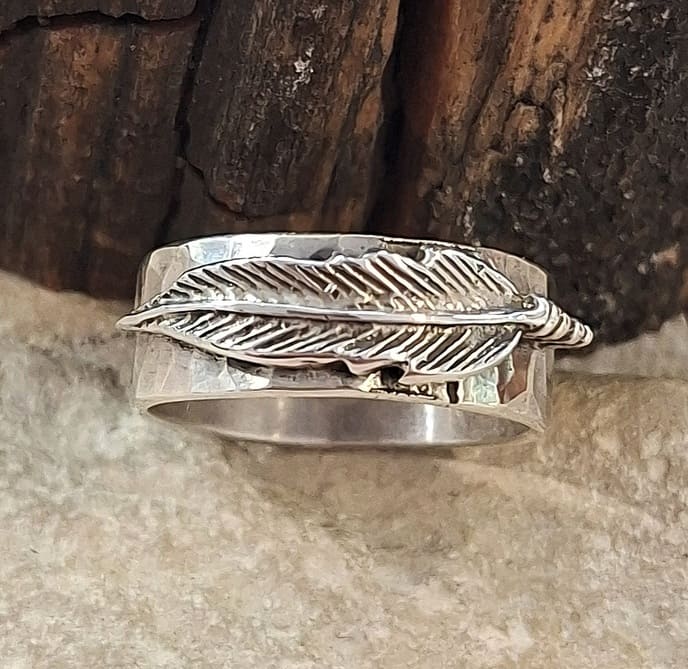 Bague 1 plume en argent 925° martelé.