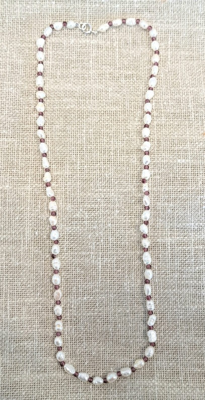 Collier en perles de culture d'eau douce et grenats.
