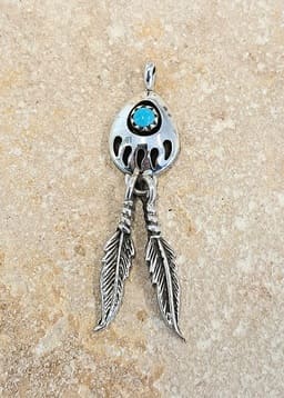 Pendentif patte d'ours Navajo en argent.
